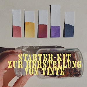 Könnte beinhalten: Ein Starter-Kit zur Herstellung von Tinte, mit fünf Farbmustern und einem Glas mit braunem, getrocknetem Pflanzenmaterial. Der Text auf dem Glas lautet "Starter-Kit zur Herstellung von Tinte".