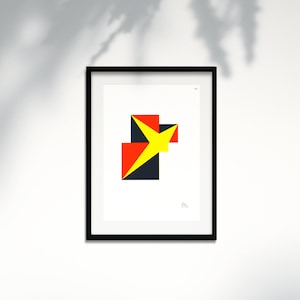 Puede incluir: Una impresión de arte abstracto enmarcada con un diseño geométrico en amarillo, rojo y negro. La impresión está en papel blanco y tiene un marco negro.
