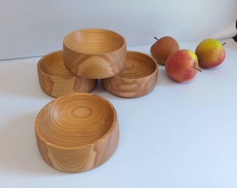 Hermoso conjunto de cuatro pequeños cuencos de madera de cerezo, ideal para sumergir la sal y la pimienta, hierbas, especias