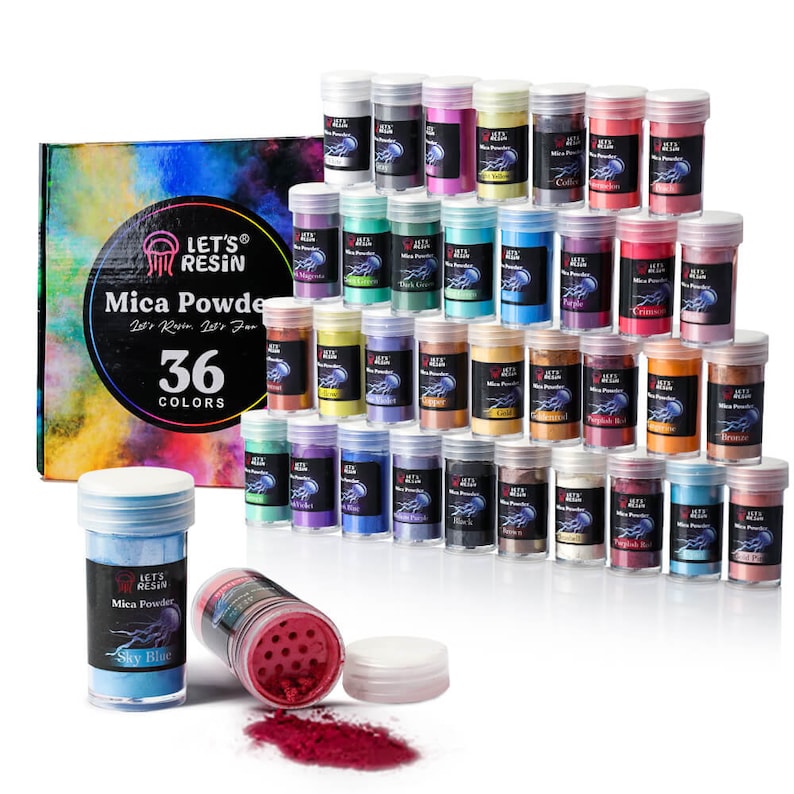 Pu&ograve; includere: Un set di 36 piccoli barattoli di polvere di mica di vari colori, disposti a forma di piramide. I barattoli sono etichettati "Let's Resin Mica Powder".