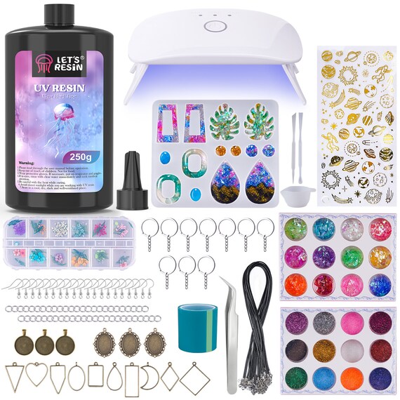 Kit de résine UV Let's Resin avec lumière, kit de fabrication de bijoux en  résine 153 pièces avec résine UV très claire, lampe UV, accessoires en  résine -  France