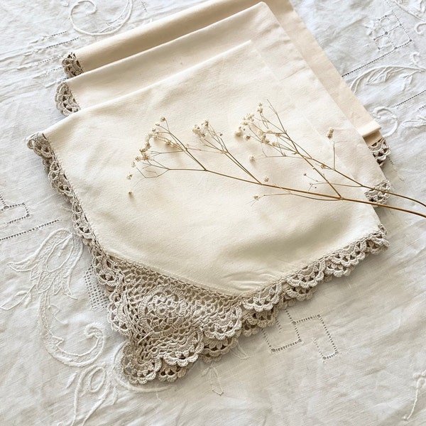 SET of 3 Vintage Off White Neutral Crochet Edge Square Cloth Napkins,Cottage Farmhouse Rustic Shabby Chic Decor,Gift under 30