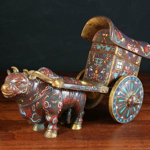 Zeer zeldzaam Chinees Chinees cloisonné over messing ossen die een kar trekken, ca. 20e eeuw