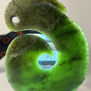 Maori New Zealand Nephrite Jade Pounamu Zoomorphi MANAIA Pendant ca. 20th C