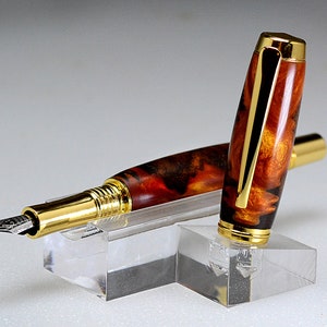 Gold colored fountain pen in Hybrid body