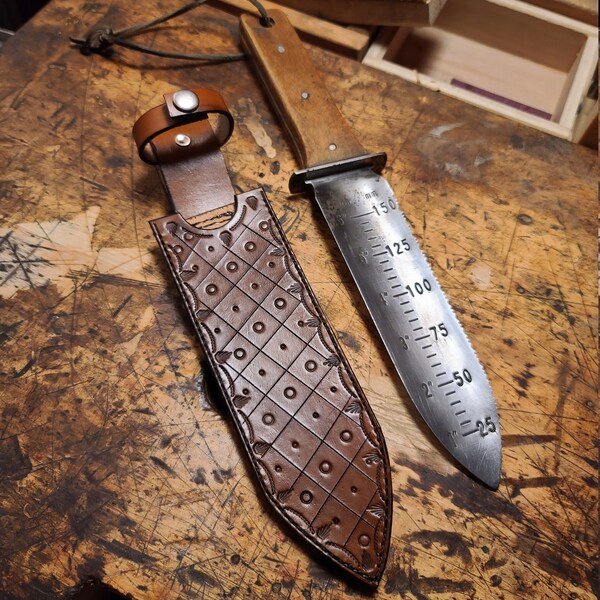 Tooled Leather Hori Hori Garden Knife Sheath - Dot Hatch in Medium Brown