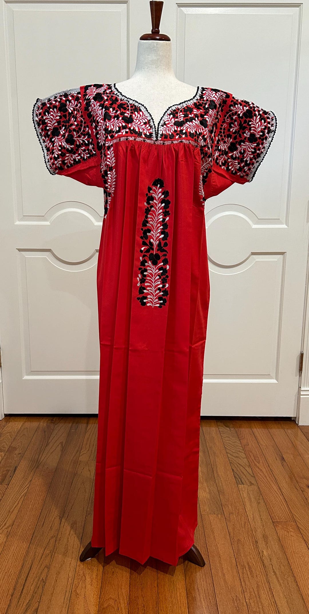San Antonino Maxi Dress, Oaxaca Mexican dress. hand Embroidered. Silk Threads, San Antonino Maxi Dress, Oaxaca Mexican dress. hand Embroidered. Silk Threads,