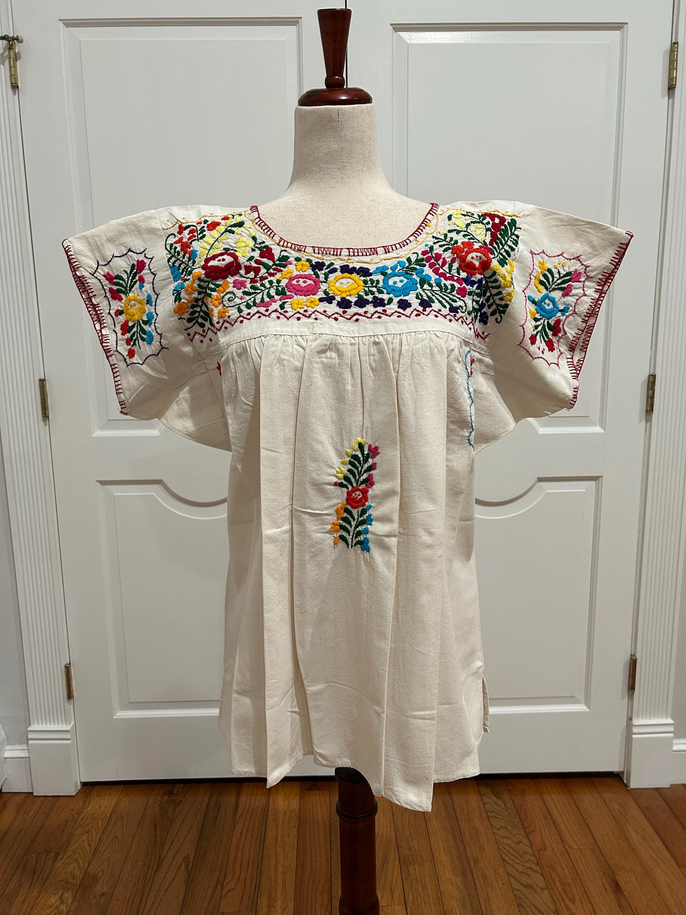 メキシコのオアハカ州サンアントニノのサンドラブラウス。刺繍の職人