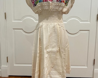 Mexican embroidered dress, hand Embroidered with Silk threads.