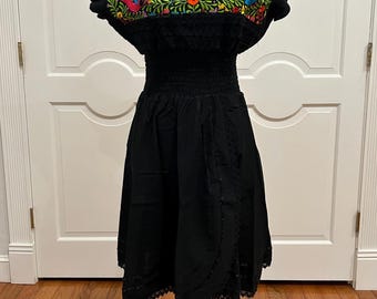 Mexican embroidered dress, hand Embroidered with Silk threads.