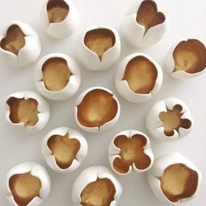 Tulips Porcelain Wall Installation of 15 flowers Gold and White 3 Diameter, Ceramic Wall Decor imagem 1