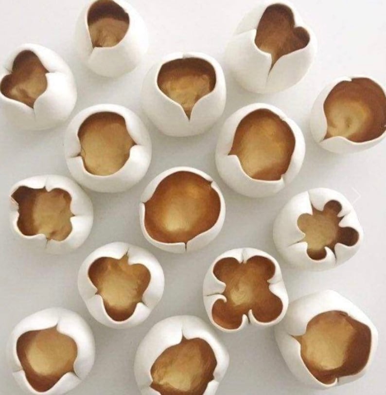 Tulips Porcelain Wall Installation of 15 flowers Gold and White 3 Diameter, Ceramic Wall Decor imagem 1