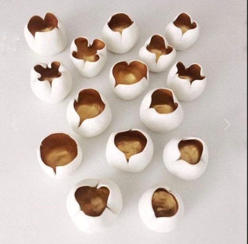 Tulips Porcelain Wall Installation of 15 flowers Gold and White 3 Diameter, Ceramic Wall Decor imagem 2
