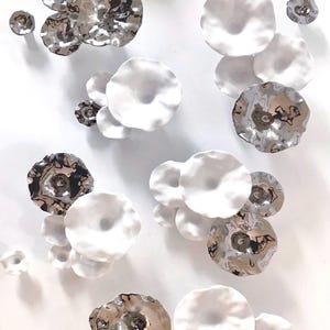 Arte mural de flores de porcelana Flora: Esmalte plateado platino, decoración Japandi