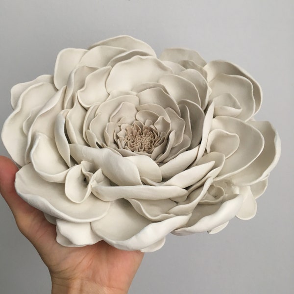 Gardenia Porzellan Wandblume Beige und Weiß, Wandbehang Keramikskulptur, Wanddekoration, Tischdekoration