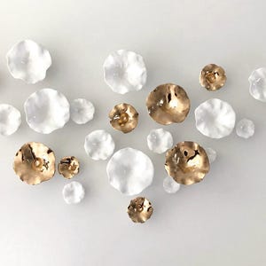 Escultura de pared de flores de porcelana blanca dorada / Instalación de arte floral moderno