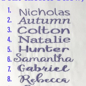 K&ouml;nnte beinhalten: Ein wei&szlig;er Stoffmuster mit neun verschiedenen Schriftarten f&uuml;r Stickereien. Die Schriftarten sind von 1 bis 9 nummeriert und beinhalten Namen wie Nicholas, Autumn, Colton, Natalie, Hunter, Samantha, Gabriel, Rebecca und Ethan.