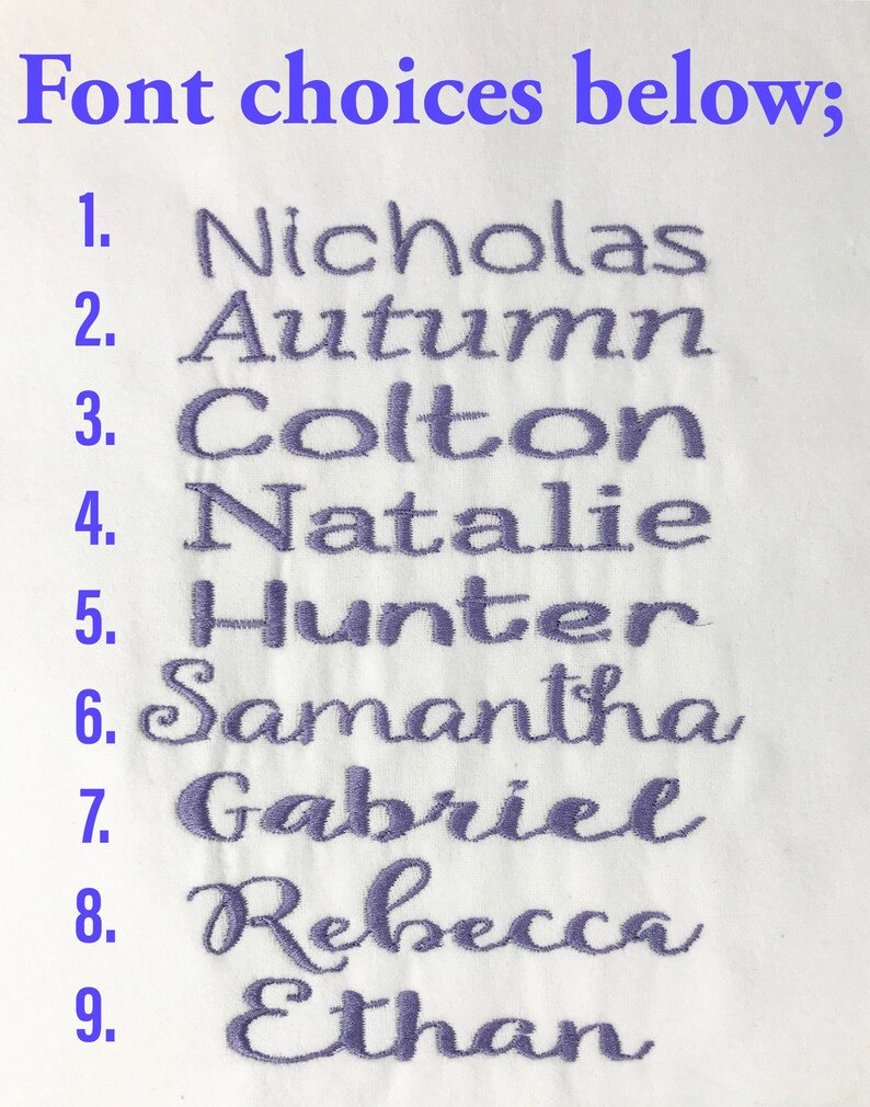 K&ouml;nnte beinhalten: Ein wei&szlig;er Stoffmuster mit neun verschiedenen Schriftarten f&uuml;r Stickereien. Die Schriftarten sind von 1 bis 9 nummeriert und beinhalten Namen wie Nicholas, Autumn, Colton, Natalie, Hunter, Samantha, Gabriel, Rebecca und Ethan.