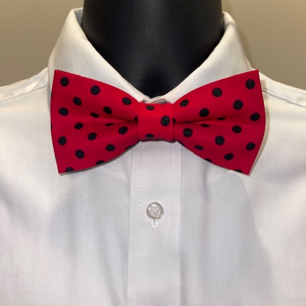 Men's Red and Black Polka Dot Men's Bow Tie, Pretied Bow Tie, Groomsman Bow Tie, Boy's Bow Tie, Boys Bow Tie, Wedding