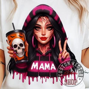 Puede incluir: Camiseta blanca con un gráfico de una mujer con una sudadera con capucha rosa y negra con la palabra "MAMA". Sostiene una taza con temática de Halloween con un diseño de calavera. La camiseta tiene un tema de Halloween.