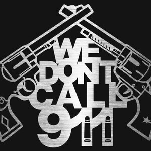 Targa Metallica Divertente 20x30 Cm: We Don't Call 911, We Use Revolvers - Decorazione Vintage