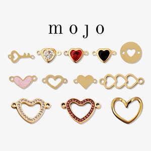 Könnte beinhalten: Ein Set mit 11 goldfarbenen herzförmigen Charms mit verschiedenen Designs, darunter ein Schlüssel, ein Kreis mit einem Herz-Ausschnitt und Herzen mit Strasssteinen, roten und schwarzen Steinen und rosa Emaille. Die Charms sind für die Schmuckherstellung.