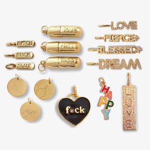 ¡NUEVOS ESTILOS! Colección de dijes de palabras Chill Pill Love Happy Pill Dream Blessed Fuck Slut Bitch Dije de barra de etiqueta pequeña Collar colgante de oro