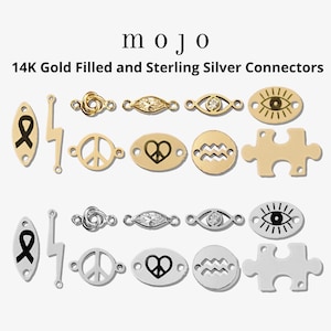 Puede incluir: Una colección de conectores de joyería de oro de 14 quilates y plata esterlina etiquetados como mojo. El conjunto incluye varias formas como cintas, rayos, nudos, piedras marquesa, ojos, signos de paz, corazones, ondas y piezas de rompecabezas.