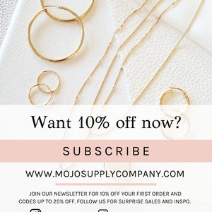 Puede incluir: Aretes de aro dorados y delicados collares de cadena dorada sobre un fondo blanco. El texto "Want 10% off now? SUBSCRIBE WWW.MOJOSUPPLYCOMPANY.COM" se muestra debajo de las joyas. Se incluyen iconos de redes sociales para Instagram y Facebook con el texto "@MOJOSUPPLYCO" y "@MOJOSUPPLYCOMPANY".