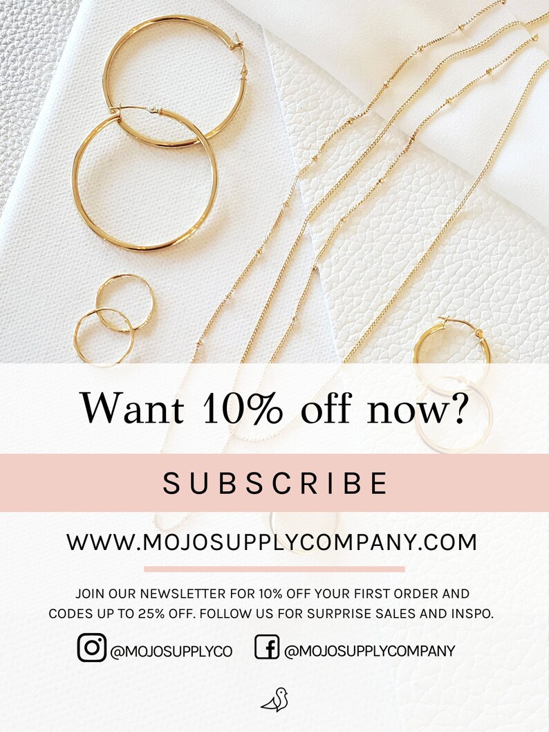 Puede incluir: Aretes de aro dorados y delicados collares de cadena dorada sobre un fondo blanco. El texto "Want 10% off now? SUBSCRIBE WWW.MOJOSUPPLYCOMPANY.COM" se muestra debajo de las joyas. Se incluyen iconos de redes sociales para Instagram y Facebook con el texto "@MOJOSUPPLYCO" y "@MOJOSUPPLYCOMPANY".