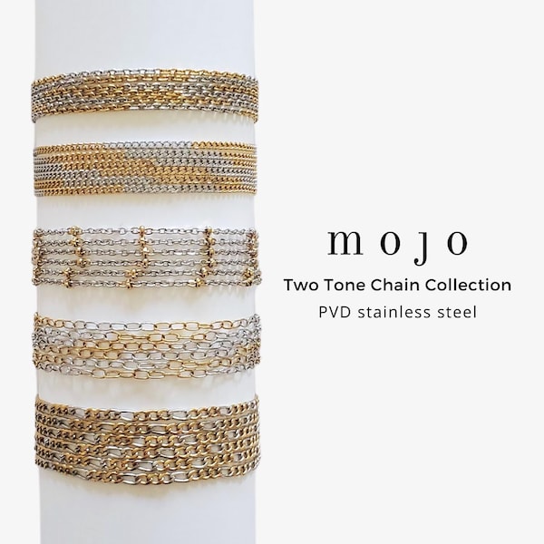 Puede incluir: Una colección de pulseras de cadena doradas y plateadas. Las pulseras están apiladas en un cilindro blanco. El texto "mojo Two Tone Chain Collection PVD stainless steel" se muestra sobre un fondo blanco.
