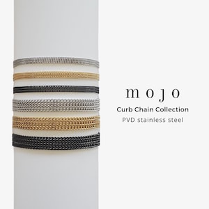 Puede incluir: Cinco pulseras de cadena curb en diferentes colores, incluyendo plata, oro y negro. Las pulseras están hechas de acero inoxidable PVD y son parte de la colección Curb Chain de mojo.
