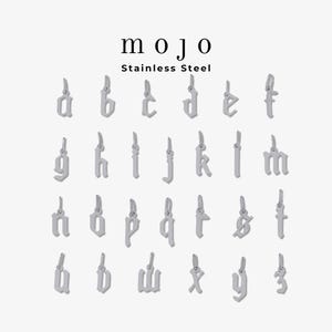 Peut inclure: Une collection de breloques lettres minuscules en acier inoxydable de couleur argentée dans une police de style gothique. Chaque breloque comporte un petit anneau de jonction en haut. Le texte "mojo" et "Stainless Steel" est imprimé au-dessus.