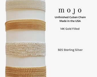 Könnte beinhalten: Silberne und goldfarbene Cuban-Chain-Armbänder werden auf einer weißen zylindrischen Form präsentiert. Das Bild enthält den Text "mojo", "Unfinished Cuban Chain Made in the USA", "14K Gold Filled" und "925 Sterling Silver".