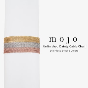 Puede incluir: Una taza de cerámica blanca con un asa negra y el texto "But First, Coffee" en negro y negrita. La taza está sobre una superficie blanca. La taza mide aproximadamente 10 cm de alto.