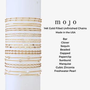 Puede incluir: Una muestra de cadenas sin terminar de oro de 14 quilates en varios estilos, incluyendo barra, trébol, lentejuelas, cuentas, festoneado, clip de papel, estallido de sol, marquesa, circonita cúbica y perla de agua dulce. Las cadenas se muestran sobre un fondo blanco. mojo Cadenas sin terminar de oro de 14 quilates Hechas en los Estados Unidos