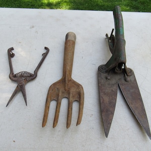 Old Rustic Garden Shears Green Handle Hand Held Trimmer Vintage Garden Tool