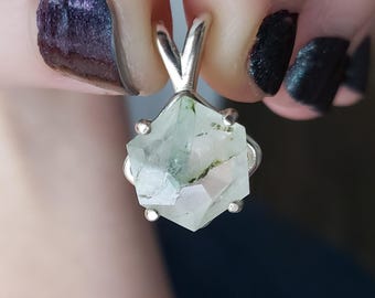 Colgante de plata de ley con esmeralda natural rara y excepcional de 3 quilates en cuarzo, con forma hexagonal facetada.