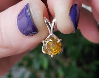 Colgante redondo facetado de esfalrita natural de 1,35 ct