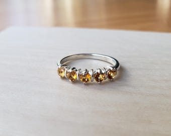 Anillo de citrino natural facetado redondo de 5 piedras, talla 7