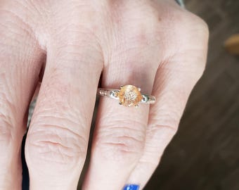 Anillo de plata de ley de feldespato natural facetado redondo de 6 mm y tamaño 5,25