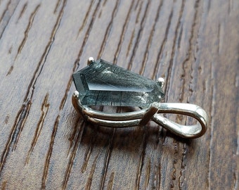 Colgante de ataúd facetado con agujas de bissolita natural en cuarzo de 2,7 ct