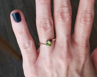 Anillo de peridoto natural facetado redondo de 5,1 mm, talla 5
