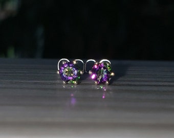 Pendientes de topacio místico redondos facetados de 4 mm