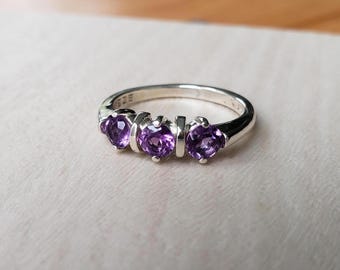 Anillo de amatista natural facetado redondo de 3 piedras, talla 6