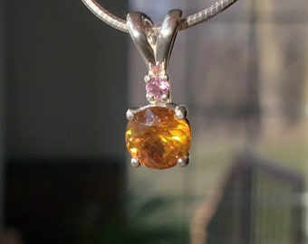 Colgante de esfena natural redonda facetada de 1,1 ct con acento de zafiro rosa natural