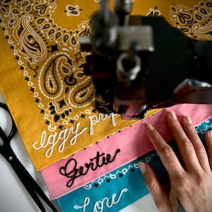 Bandana bordada em ponto corrente personalizada - MADE IN USA Bandanas - para filhotes ou pessoas! 8 cores
