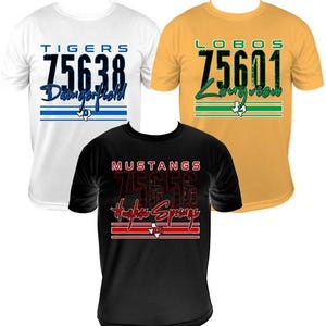 Könnte beinhalten: Drei kurzärmelige T-Shirts in Weiß, Gold und Schwarz. Jedes Shirt zeigt einen Teamnamen, eine fünfstellige Zahl und einen Stadtnamen. Das weiße Shirt trägt die Aufschrift "Tigers 75638 Dangerfield". Das goldene Shirt trägt die Aufschrift "Lobos 75601 Longview". Das schwarze Shirt trägt die Aufschrift "Mustangs 75656 Hughes Springs".