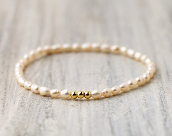 Dainty bracelet - Freshwater pearl bracelet Stretch bracelet Bridesmaid bracelet Pearl jewelry for women Rice pearl bracelet Tiny bracelet