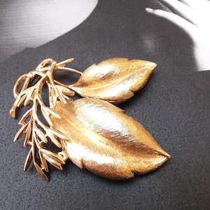 vintage SARAH COVENTRY large leaf gold BROOCH, unique gift for her, collectible jewelry